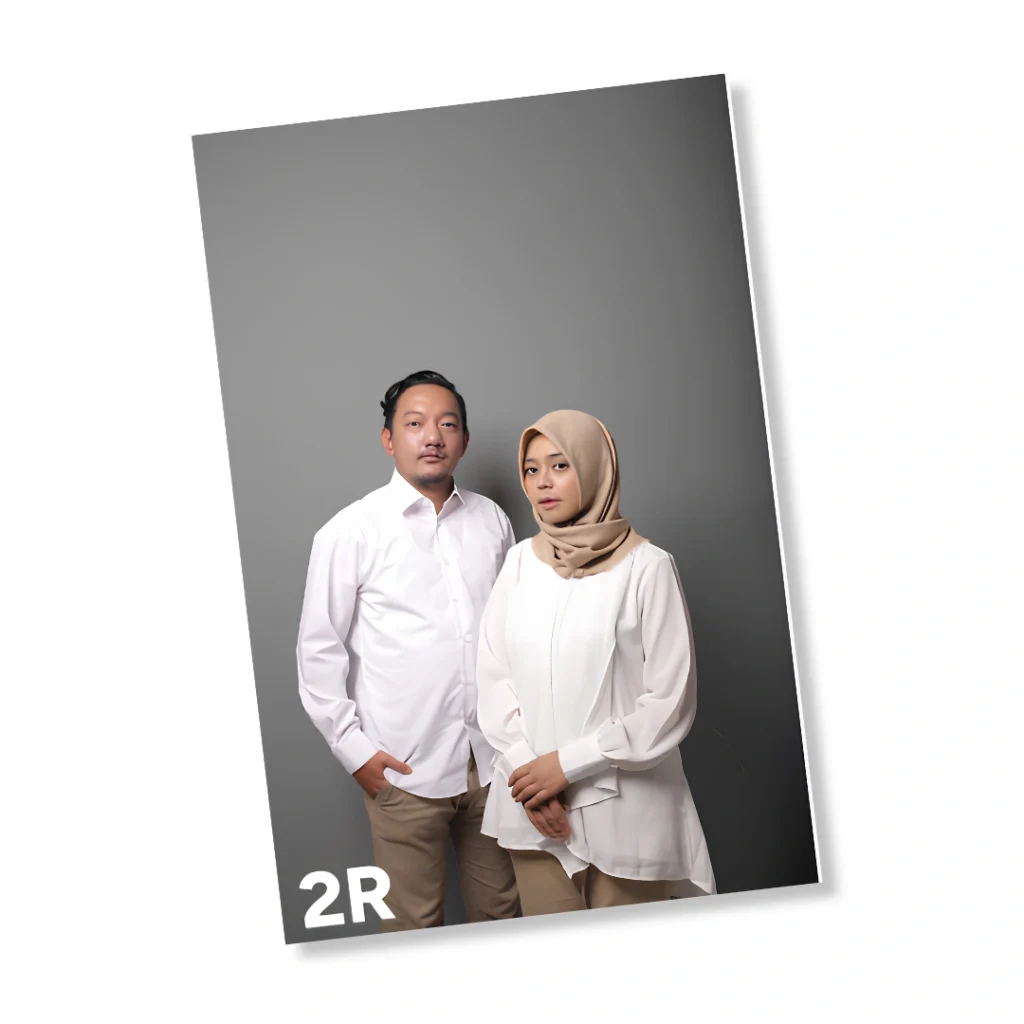 Pria dan wanita kemeja putih studio abu-abu pada hasil cetak foto 2r berbingkai miring.