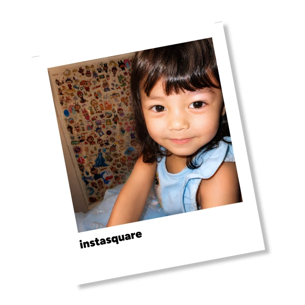 Anak perempuan tersenyum di depan koleksi stiker dengan bingkai instasquare yang ikonik.